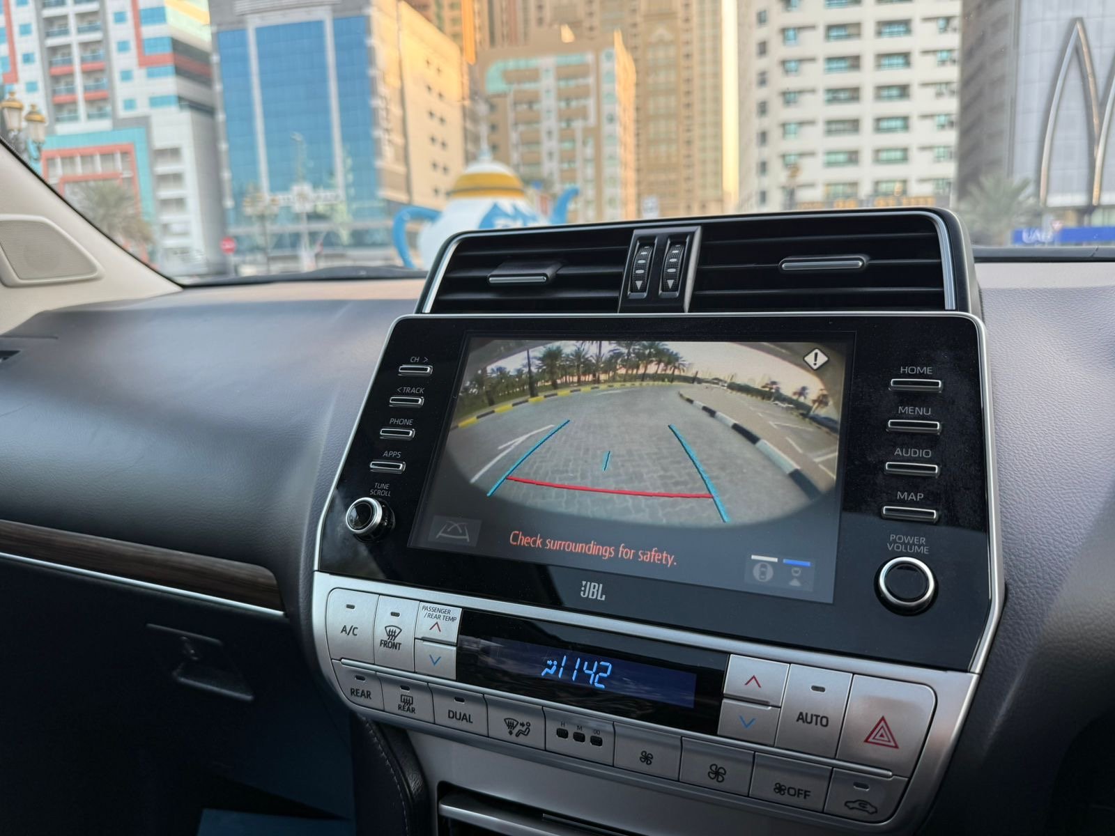 Land  Cruiser Prado VX 2022 White image